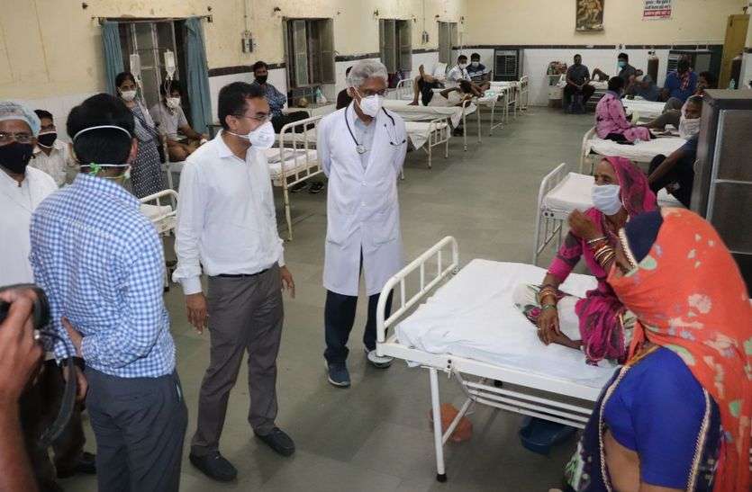 कार्यभार संभाला और निकल पड़े चिकित्सा व्यवस्थाओं का जायजा लेने कार्यभार संभाला और निकल पड़े चिकित्सा व्यवस्थाओं का जायजा लेने
