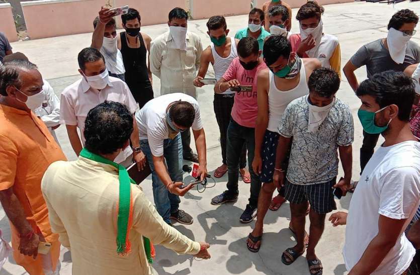 नाकोड़ा के कोविड केयर सेंटर पर मरीजों का मंत्री के सामने आकर शिकायतों का अंबार शर्मनाक...