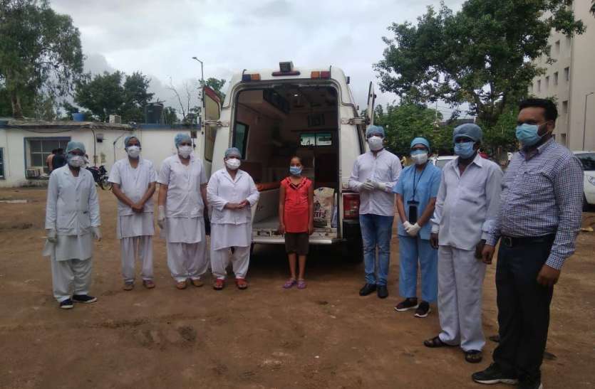 दस वर्षीय बच्ची समेत तीन ने दी कोरोना को मात...विदाई पर भावुक हुआ अमला, जानें वजह दस वर्षीय बच्ची समेत तीन ने दी कोरोना को मात...विदाई पर भावुक हुआ अमला, जानें वजह