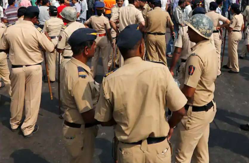 कानपुर मुठभेड़ के बाद यूपी के इन 33 बड़े माफियाओं को पकड़ने की तैयारी तेज, निशाने पर आए ये माफिया UP: कानपुर मुठभेड़ के बाद यूपी के इन 33 बड़े माफियाओं को पकड़ने की तैयारी तेज, निशाने पर आए ये माफिया