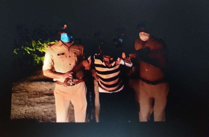 police_encounter.jpg ग्रेटर नाेएडा में चेकिंग कर रही पुलिस पर बाइक सवार ने किया फायर, मुठभेड़ के बाद गिरफ्तार
