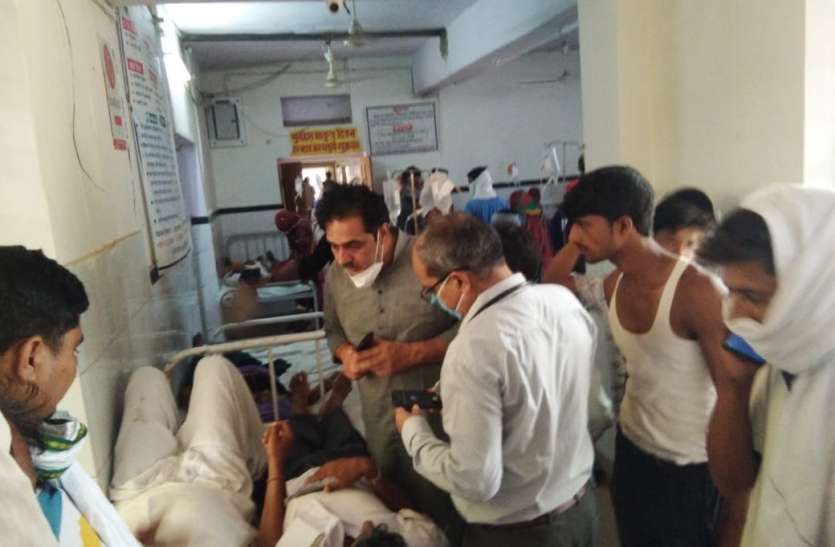 टिड्डियों पर किया छिड़काव, डेढ़ दर्जन मनरेगा श्रमिक बेहोश टिड्डियों पर किया छिड़काव, डेढ़ दर्जन मनरेगा श्रमिक बेहोश