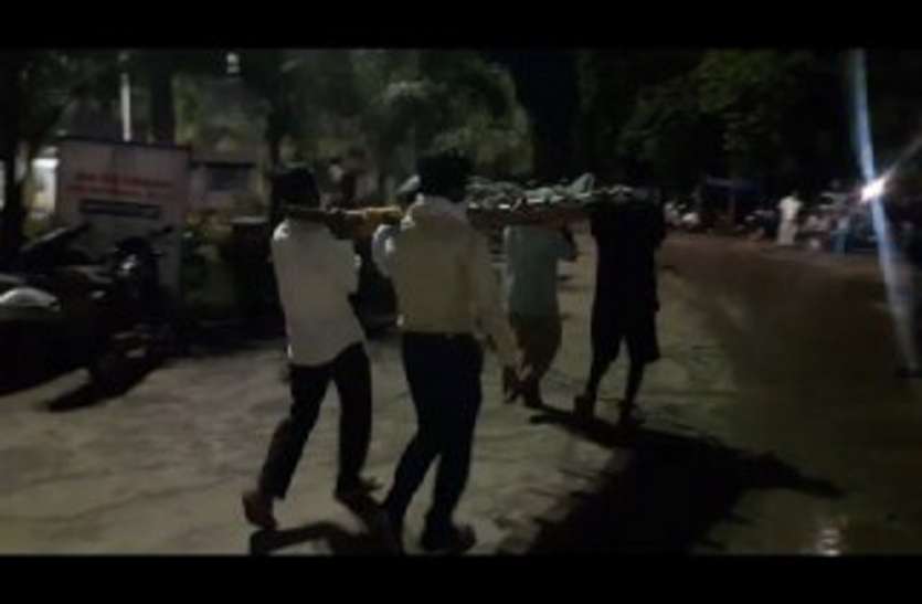 SGNH : No ambulance found in SGNH, dead bodies carried on shoulder विंध्य के सबसे बड़े हॉस्पिटल SGMH में एम्बुलेंस नहीं मिली, कंधे पर ले गए शव