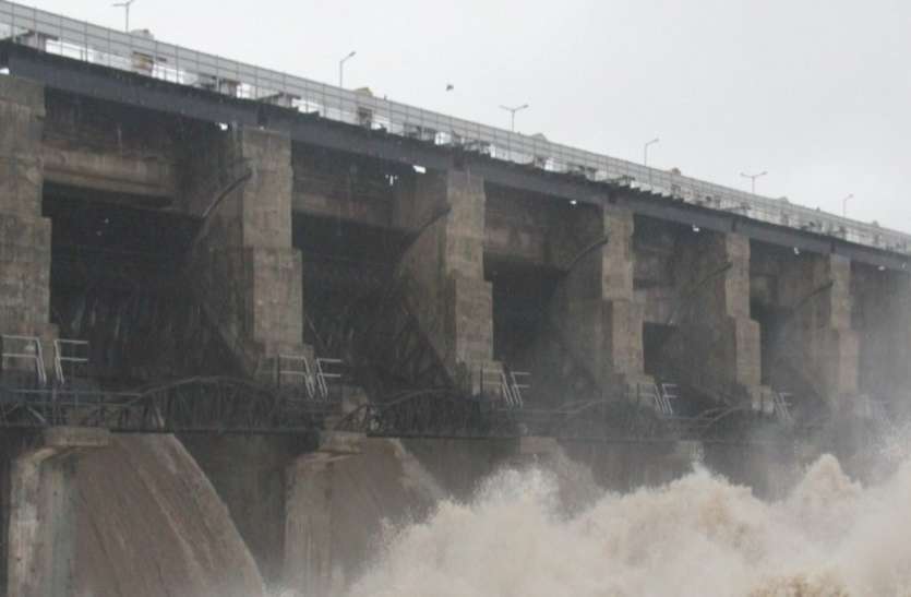 Gujarat Rain: राजकोट जिले में न्यारी डैम छलका, छह दरवाजे खोले Gujarat Rain: राजकोट जिले में न्यारी डैम छलका, छह दरवाजे खोले