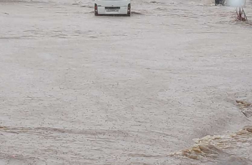 Gujarat Rain: राणावाव के पास बारिश के पानी में डूबी बस Gujarat Rain: राणावाव के पास बारिश के पानी में डूबी बस