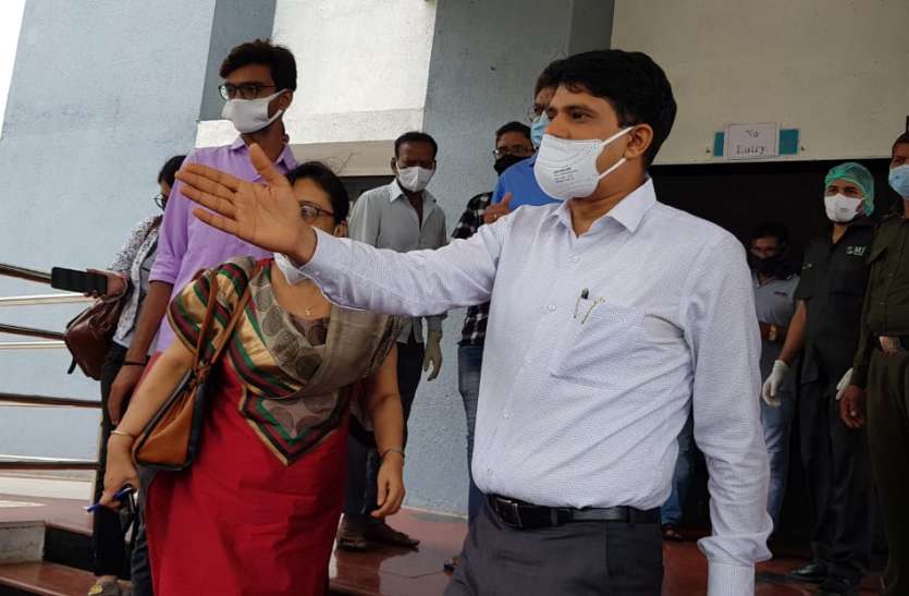 Gujarat: राजकोट में एक ही परिवार के 16 सदस्यों को कोरोना, जिले में एक दिन में 40 नए मामले Gujarat: राजकोट में एक ही परिवार के 16 सदस्यों को कोरोना, जिले में एक दिन में 40 नए मामले