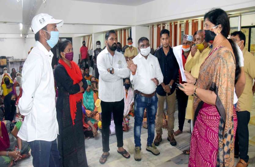 वडोदरा : संजयनगर के स्थानीय लोगों ने किया प्रदर्शन वडोदरा : संजयनगर के स्थानीय लोगों ने किया प्रदर्शन