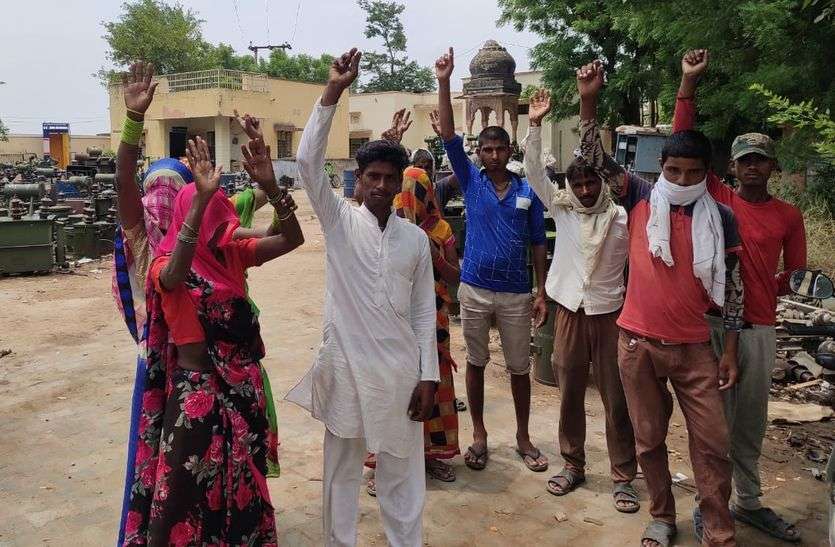 Badam Vidyut Nigam, Dalit locality could not get electricity in front of bullies दबंगों के आगे बेदम विद्युत निगम,दलित मोहल्ले को नहीं मिल पाई बिजली