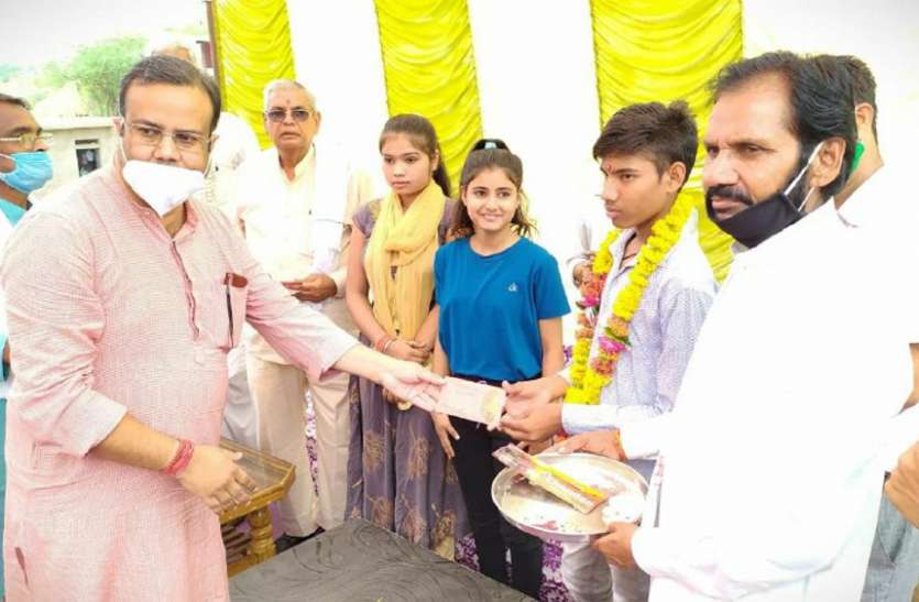 सिंधिया ने मोबाइल पर छात्रों को सहायता का दिया आश्वासन सिंधिया ने मोबाइल पर छात्रों को सहायता का दिया आश्वासन