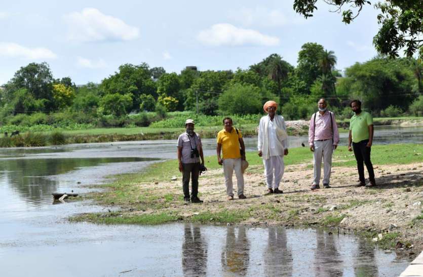 bird_watchers.jpg जुलाई माह में भी बड़ी तादाद में हैं पक्षी, बर्ड विलेज मेनार पहुंंचा पक्षी विशेषज्ञों का दल