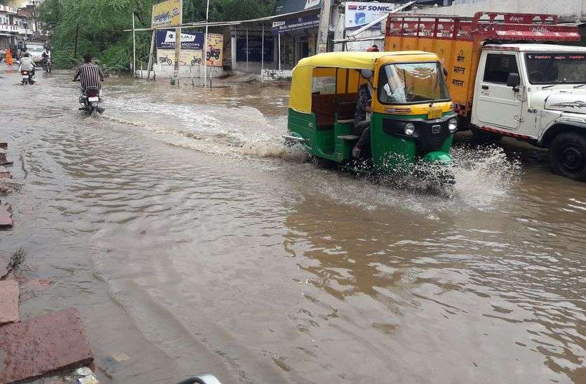 करौली में झमाझम बारिश से चेहरे तो खिले, पर सड़कें दरिया बनी तो हुआ यह हाल... करौली में झमाझम बारिश से चेहरे तो खिले, पर सड़कें दरिया बनी तो हुआ यह हाल...