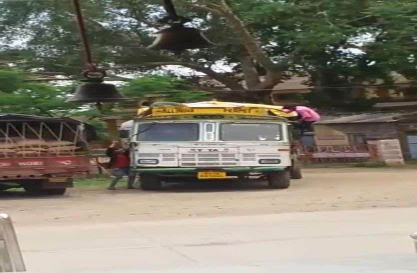गरीबों के राशन पर खुलेआम 'डाका' देखें LIVE VIDEO गरीबों के राशन पर खुलेआम 'डाका' देखें LIVE VIDEO