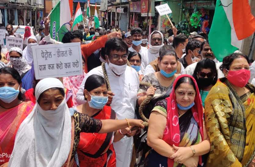 राजनीति चमकाने के चक्कर में विधायक-महापौर व सभापति ने उड़ाईं सोशल डिस्टेंस की धज्जियां, कार्यकर्ताओं के साथ रस्सी से खींची पिकअप राजनीति चमकाने के चक्कर में विधायक-महापौर व सभापति ने उड़ाईं सोशल डिस्टेंस की धज्जियां, कार्यकर्ताओं के साथ रस्सी से खींची पिकअप