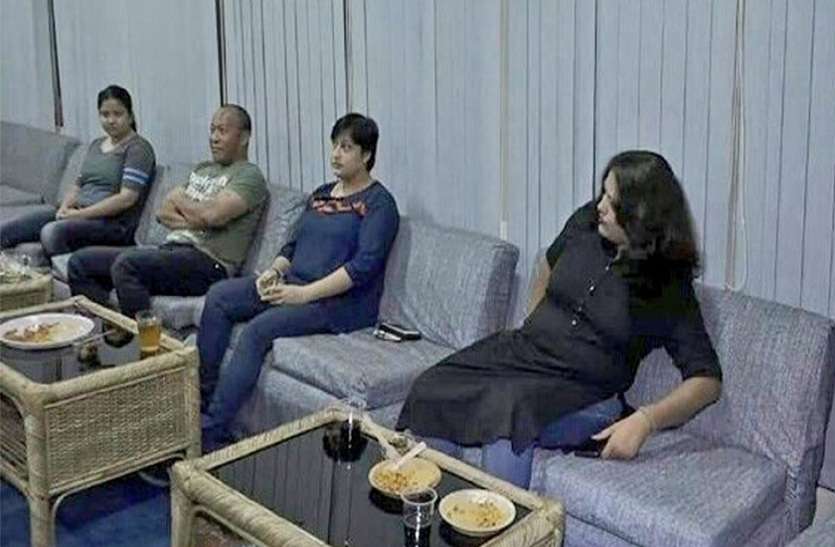 यहां कोरोना में कर्फ्यू का उल्लंघन कर शराब पार्टी करके फंस गए पुलिस अफसर यहां कोरोना में कर्फ्यू का उल्लंघन कर शराब पार्टी करके फंस गए पुलिस अफसर