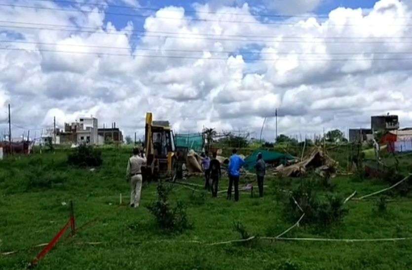 nagar nigam news in hindi रातो रात कर दिए थे अतिक्रमण, जेसीबी की सहायता से हटाया