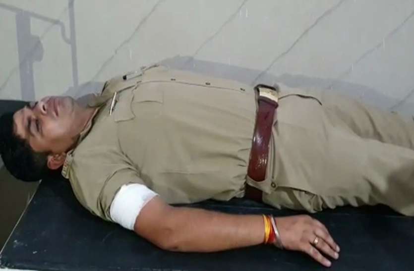 kairana.jpg Encounter: ताबड़तोड़ फायरिंग में एक जवान घायल, पुलिस ने भी गोली मारकर एक बदमाश को किया पस्त, देखें वीडियो-