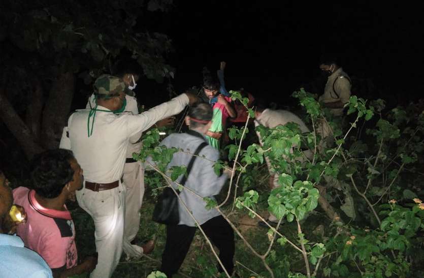 5 साल की बालिका से बलात्कार का प्रयास, विरोध पर कुएं में धकेला, साथ रहे 7 साल के भाई की हत्या कर झाडिय़ों में फेंका 5 साल की बालिका से बलात्कार का प्रयास, विरोध पर कुएं में धकेला, साथ रहे 7 साल के भाई की हत्या कर झाडिय़ों में फेंका