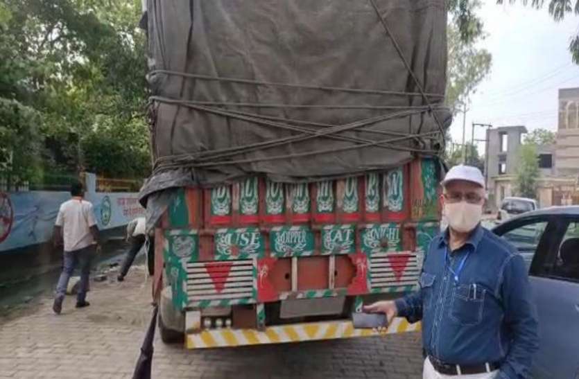 photo6069131532389427763_1.jpg ट्रक में भरकर जा रही थी 16 हजार किलो प्रतिबंधित पॉलिथीन, कीमत जानकर उड़ जाएंगे होश