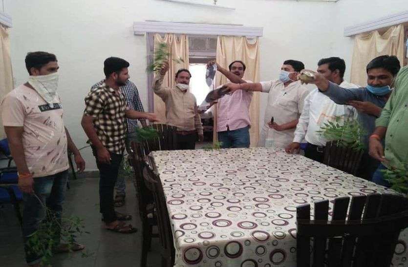 madhya pradesh Cabinet minister news मध्यप्रदेश के केबिनेट मंत्री जिस कमरे में सोए, बाद में उसको किया गंगाजल से साफ