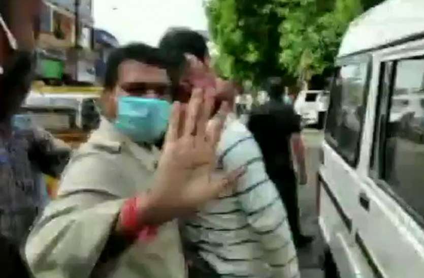 विकास दूबे की गिरफ्तारी पर प्रियंका गांधी, अखिलेश यादव और ओमप्रकाश राजभर ने कहा, गिरफ्तार है या आत्मसमर्पण विकास दूबे की गिरफ्तारी पर प्रियंका गांधी, अखिलेश यादव और ओमप्रकाश राजभर ने कहा, गिरफ्तारी है या आत्मसमर्पण