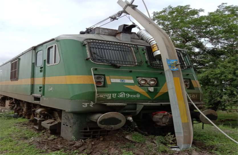 Railway negligence came to the fore, engine running without driver collided with another engine standing on the same line रेलवे की बड़ी लापरवाही आई सामने, बिना ड्राइवर के चला इंजन उसी लाइन पर खड़े दूसरे इंजन को मारी टक्कर