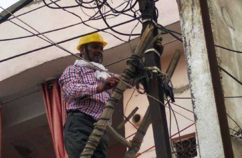 7 लाख रुपए बिल के बकाया होने 23 उपभोक्ताओं की बिजली काटी 7 लाख रुपए बिल के बकाया होने 23 उपभोक्ताओं की बिजली काटी