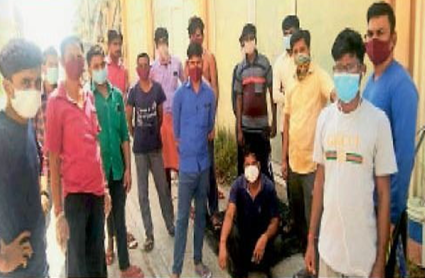 काम के लिए विदेश गए मजदूरों को झेलनी पड़ रही ऐसी परेशानियां, लगाई वापस लाने की गुहार काम के लिए विदेश गए मजदूरों को झेलनी पड़ रही ऐसी परेशानियां, लगाई वापस लाने की गुहार