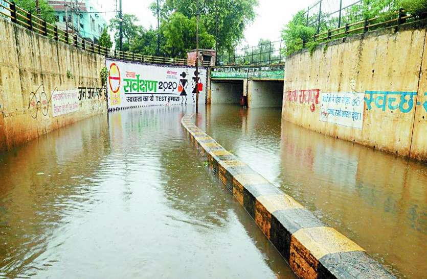 रायपुर: डेढ़ घंटे की बारिश ने फिर खोली निगम की पानी निकासी की पोल रायपुर: डेढ़ घंटे की बारिश ने फिर खोली निगम की पानी निकासी की पोल