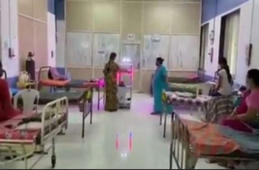 Maharashtra News : कोरोना मरीजों को दवाई, भोजन-पानी मुहैया करा रहा रोबोट Maharashtra News : कोरोना मरीजों को दवाई, भोजन-पानी मुहैया करा रहा रोबोट