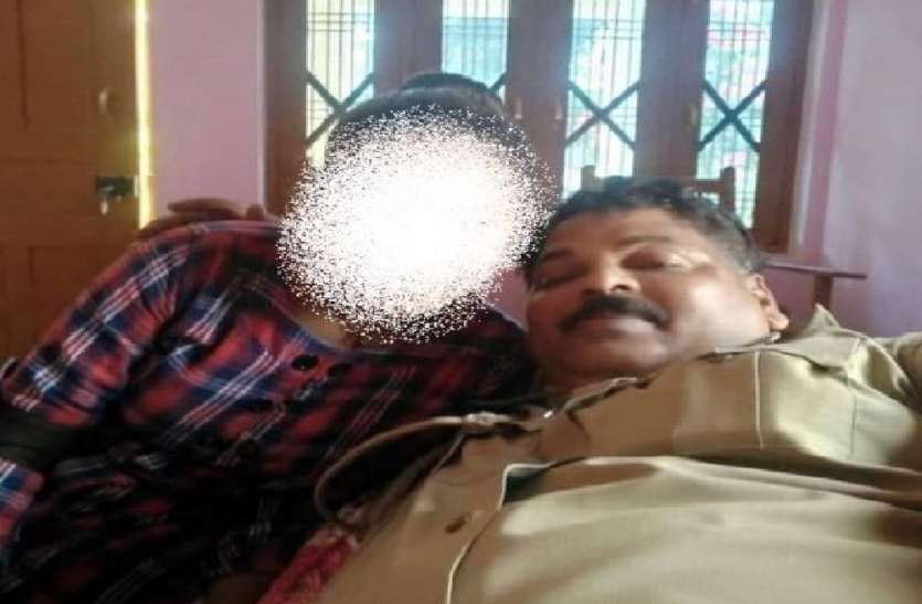 वर्दी में दरोगा की लड़की के साथ ऐसी फोटो हो गई वायरल, उड़ गए सभी के होश वर्दी में दरोगा की लड़की के साथ ऐसी फोटो हो गई वायरल, उड़ गए सभी के होश