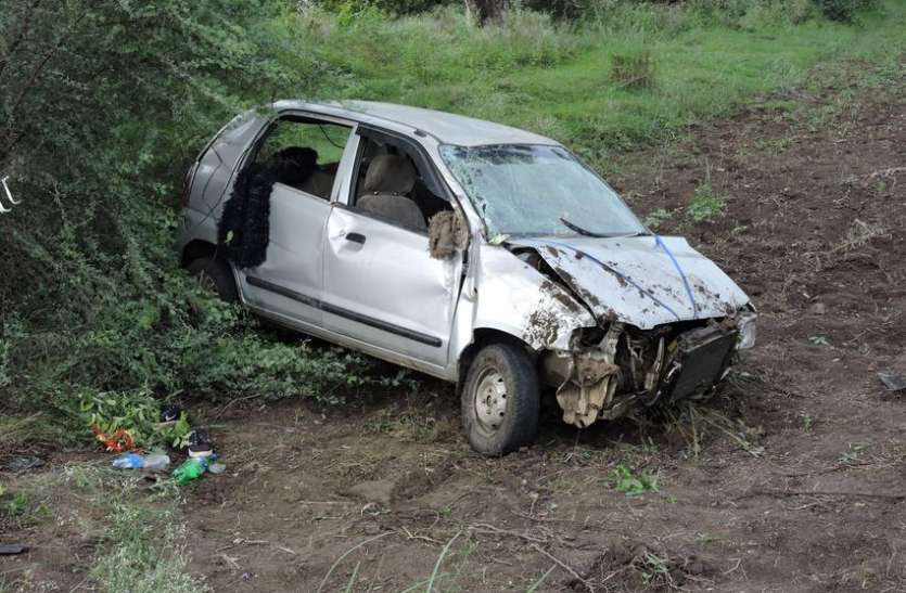 पेड़ से टकराई और खेत में घुसी कार Accident : पेड़ से टकराई और खेत में घुसी कार