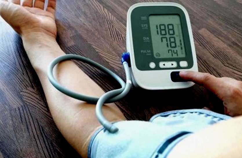 BP बीपी बढऩे से पैरों में आ सकती है सूजन