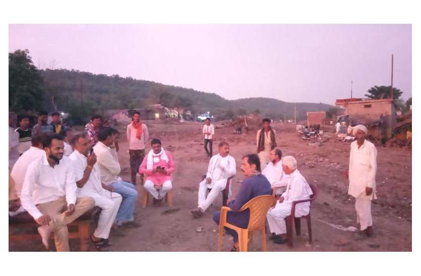'साहब, मुआवजा मिला नहीं और मकान तोड़ दिए, अब बारिश में बच्चों के साथ कहां जाएं 'साहब, मुआवजा मिला नहीं और मकान तोड़ दिए, अब बारिश में बच्चों के साथ कहां जाएं