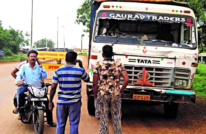 High-sanded Hiwa slaps fruit shop, old couple narrowly escapes ... रेत से भरी हाइवा ने फल दुकान को मारी ठोकर, बाल-बाल बचे वृद्ध दंपति ...
