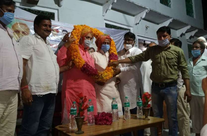 अभिनंदन समारोह में पार्षदों ने 75 किलो लड्डूओं से तौले विधायक अभिनंदन समारोह में पार्षदों ने 75 किलो लड्डूओं से तौले विधायक