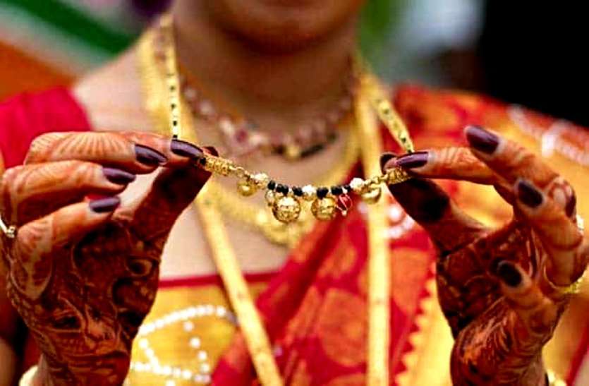 ,, जिंदगी की भीख मांगती रही पत्नी पर सनकी पति पर था भूत सवार, गला दबाकर कर दी हत्या