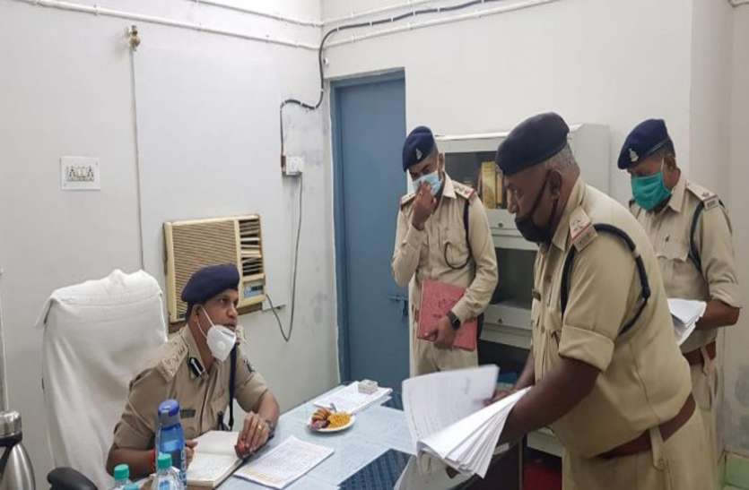 एसएसपी ने दो थानों का किया निरीक्षण, कार्रवाई को लेकर दिए ये सख्त हिदायत… एसएसपी ने दो थानों का किया निरीक्षण, कार्रवाई को लेकर दिए ये सख्त हिदायत…
