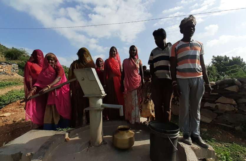 हैंडपंप खराब, परेशान हो रहे ग्रामीण हैंडपंप खराब, परेशान हो रहे ग्रामीण