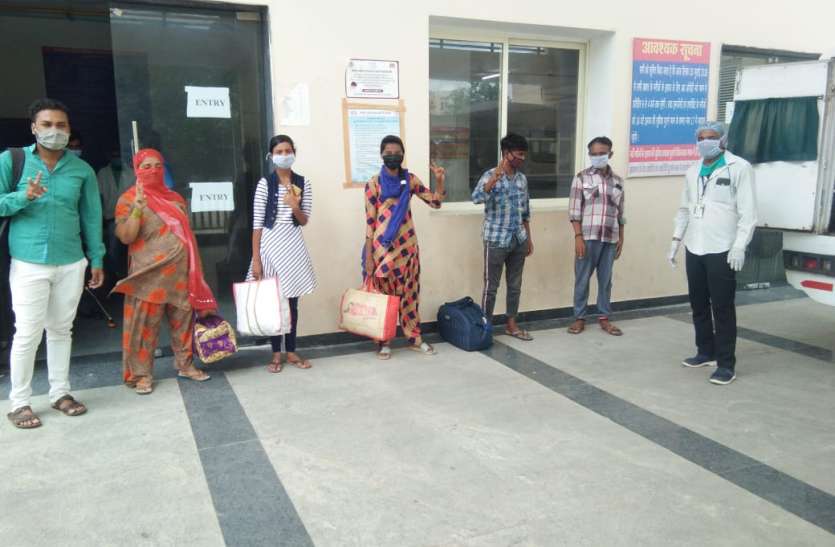 खंडवा से 15 व इंदौर से 2 मरीज हुए डिस्चार्ज शहर के बाजार से ग्रामीण क्षेत्रों में पहुंच रहा कोरोना संक्रमण