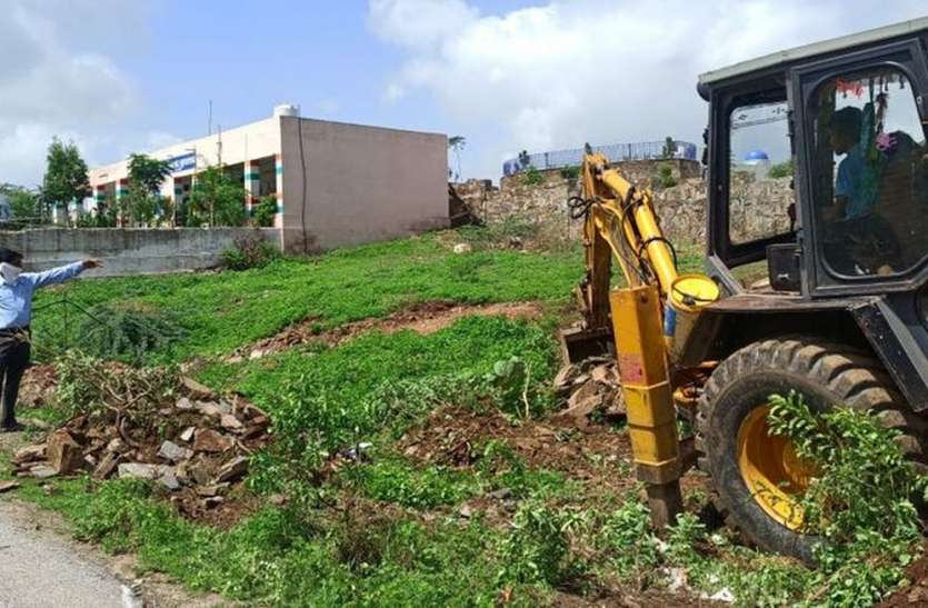 15 year old encroachment removed from school land विद्यालय की जमीन से हटवाया 15 साल पुराना अतिक्रमण