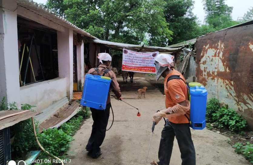 कोरोना मरीज मिलने के बाद सेनेटाइजर का छिड़काव कोरोना मरीज मिलने के बाद सेनेटाइजर का छिड़काव
