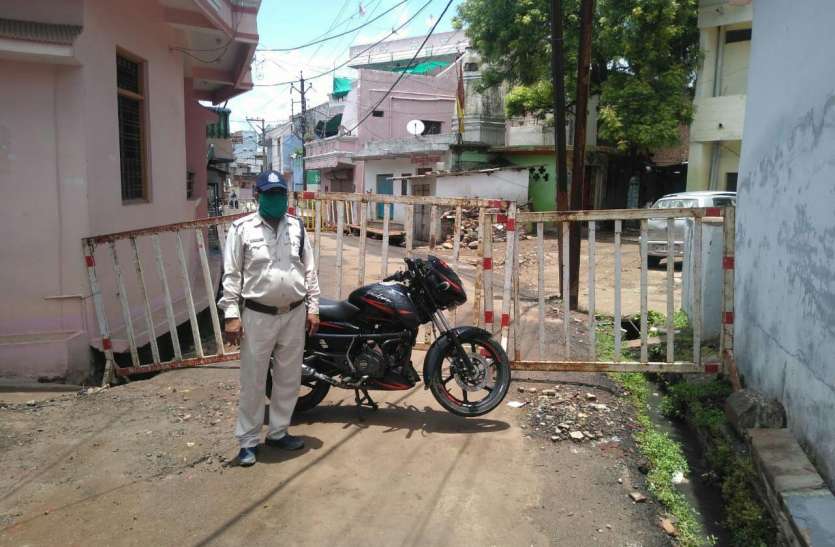 विदिशा। चौपड़ा को कंटेंमेंट जोन घोषित कर इस तरह किया है चारों तरफ से सील। कन्टेंमेंट जोन के आसपास की दुकानों पर थम्प लगाकर सस्ता अनाज देने का विरोध