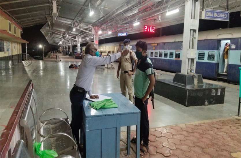 Doctors who have not come for about fifteen days, a health worker at Malkhedi Junction trusts passengers करीब पंद्रह दिन से नहीं आए डॉक्टर, मालखेड़ी जंक्शन पर एक स्वास्थ्य कर्मचारी के भरोसे यात्रियों की जांच