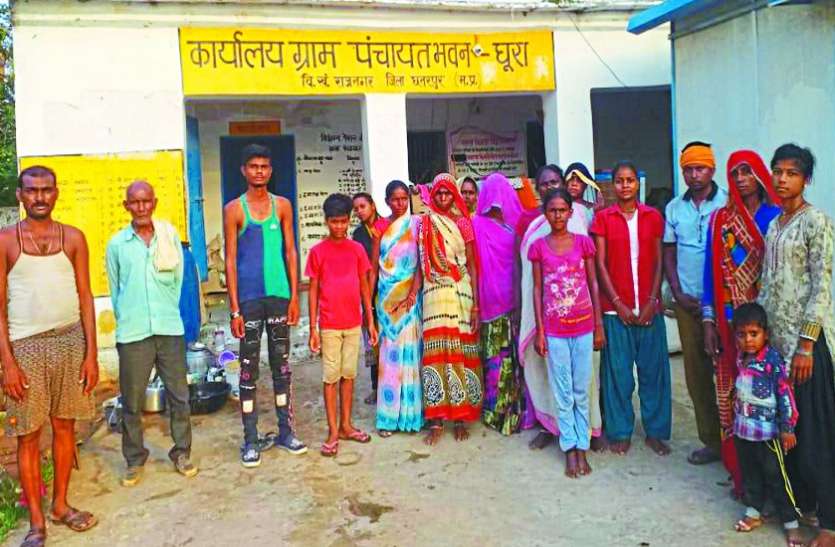 Poor people are forced to stay in Panchayat Bhawan, without breaking compensation बिना मुआवजा के तोड़ दिए गरीबों के घर, पंचायत भवन में रहने को मजबूर हैं गरीब