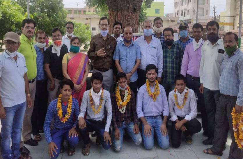 निजी पर सरकारी भारी, 30 विद्यालयों ने दिया 100 फीसदी परीक्षा परिणाम निजी पर सरकारी भारी, 30 विद्यालयों ने दिया 100 फीसदी परीक्षा परिणाम
