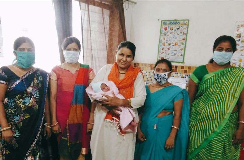 पालनाघर में छोड़ गए एक दिन की बालिका पालनाघर में छोड़ गए एक दिन की बालिका