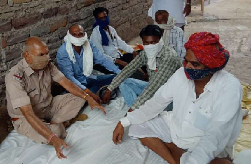 पुलिस ने समझाइश कर मृत्युभोज रोका पुलिस ने समझाइश कर मृत्युभोज रोका
