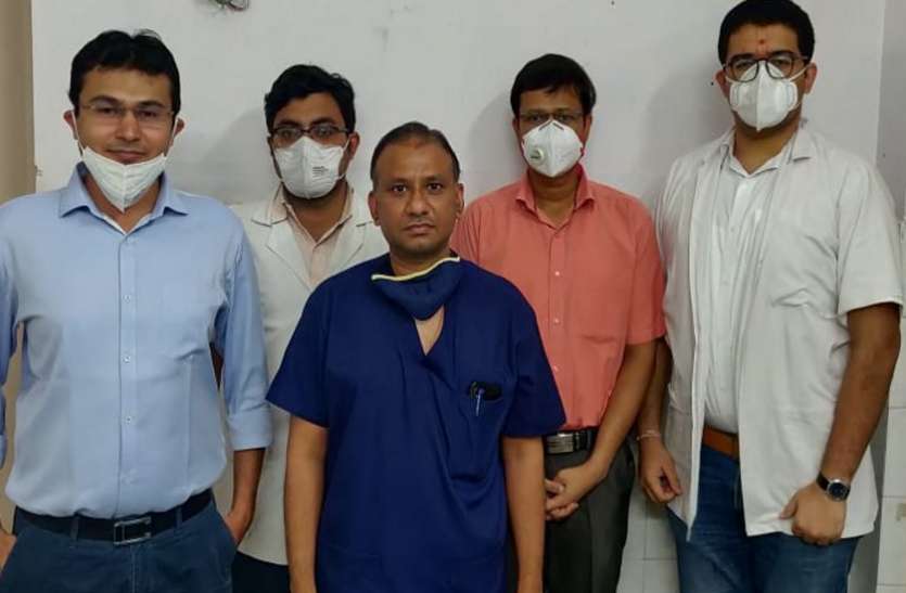 सीने मेंं ट्यूमर ग्रस्त हड्डी को निकाल लगाई जाली सीने मेंं ट्यूमर ग्रस्त हड्डी को निकाल लगाई जाली