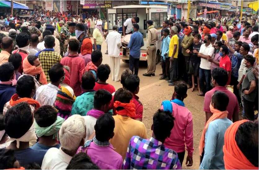 पुलिस प्रताडऩा से परेशान युवक ने मंदिर में लगाई फांसी, ग्रामीणों ने वर्दीवालों को घेरा, शव उतारने बुलाना पड़ा सशस्त्र बल, जमकर हंगामा पुलिस प्रताडऩा से परेशान युवक ने मंदिर में लगाई फांसी, ग्रामीणों ने वर्दीवालों को घेरा, शव उतारने बुलाना पड़ा सशस्त्र बल, जमकर हंगामा