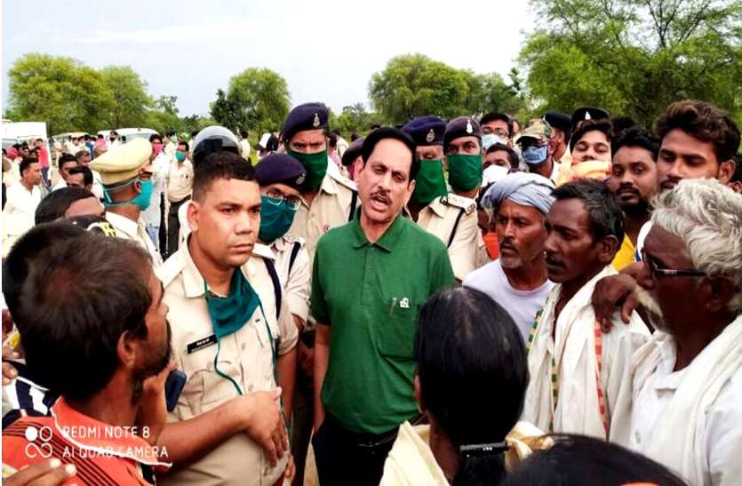 पुलिस प्रताडऩा से परेशान युवक ने मंदिर में लगाई फांसी, ग्रामीणों ने वर्दीवालों को घेरा, शव उतारने बुलाना पड़ा सशस्त्र बल, जमकर हंगामा